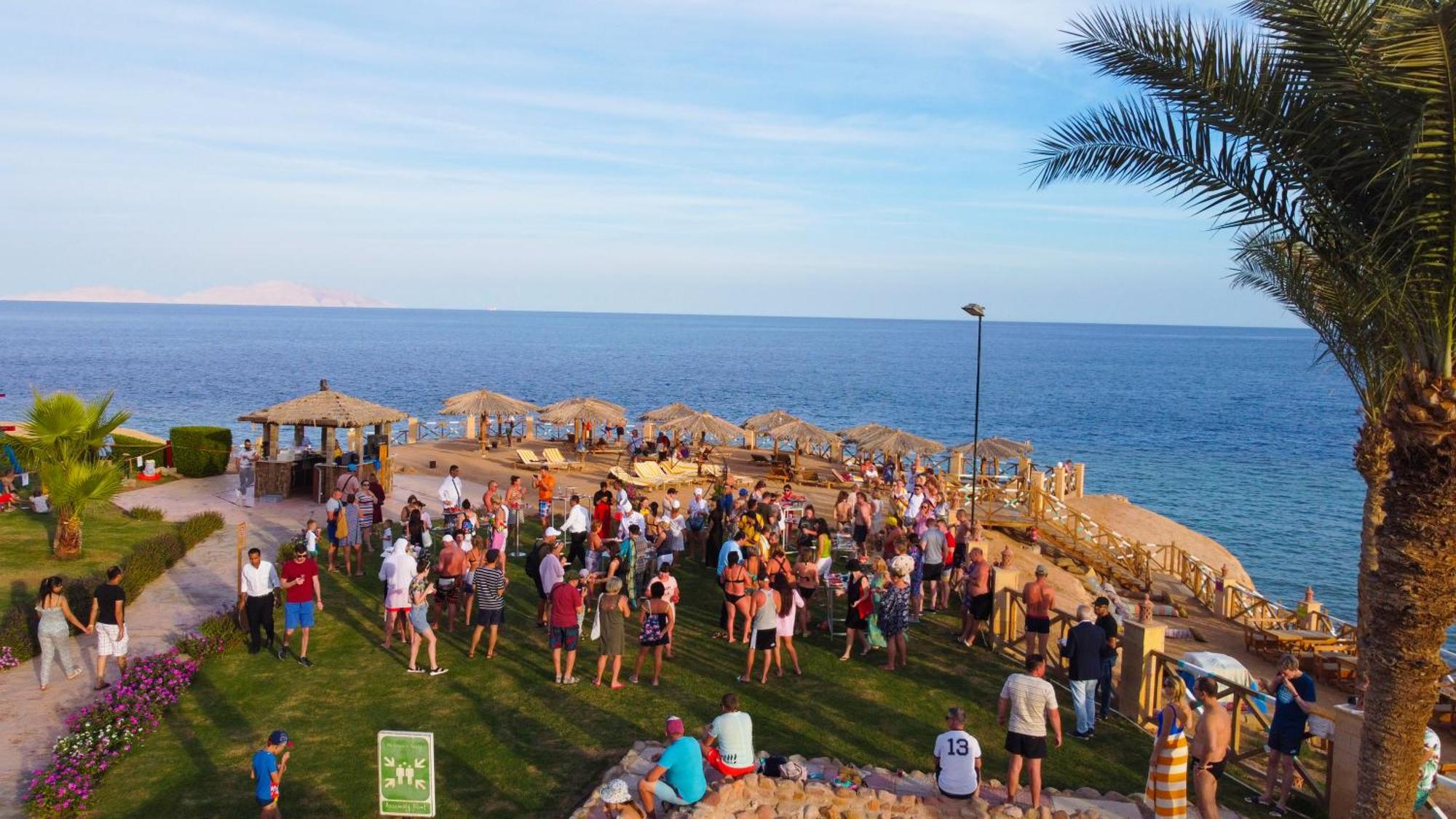 Safir Sharm Waterfalls Resort Exterior foto Tourists at a beach in Sharm El Sheikh