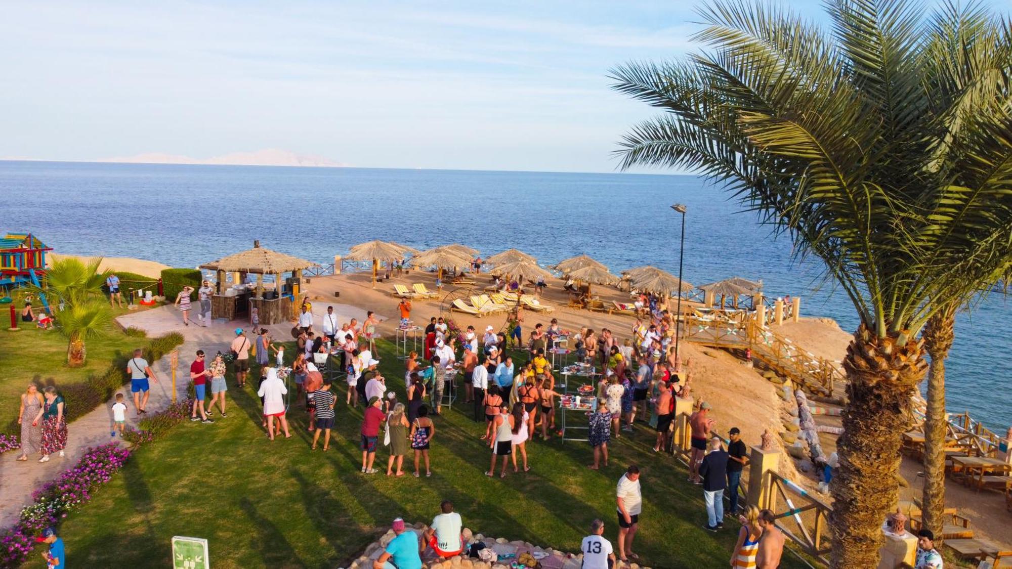 Safir Sharm Waterfalls Resort Exterior foto Tourists at a beach in Sharm El Sheikh