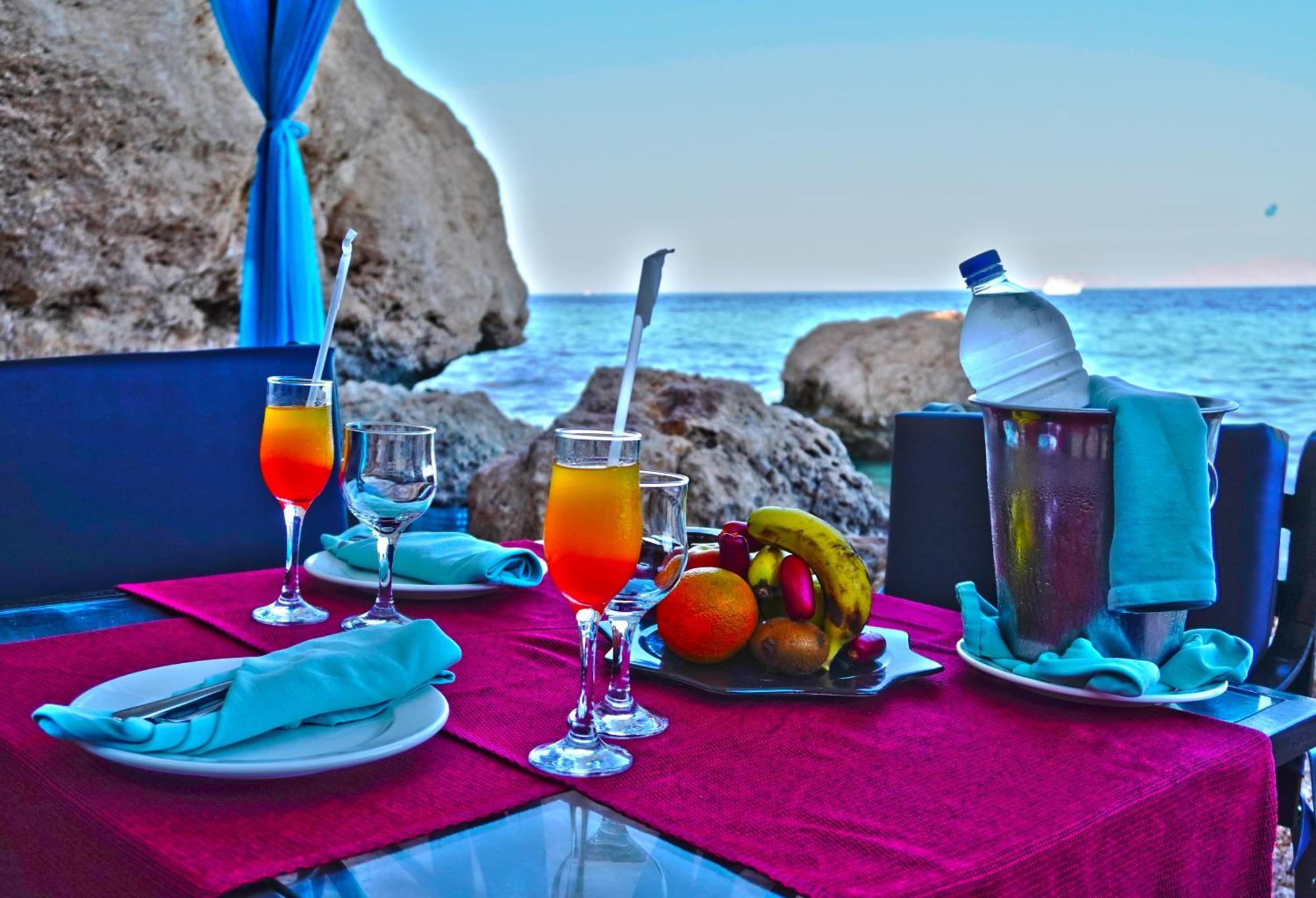 Safir Sharm Waterfalls Resort Exterior foto A typical Italian aperitivo