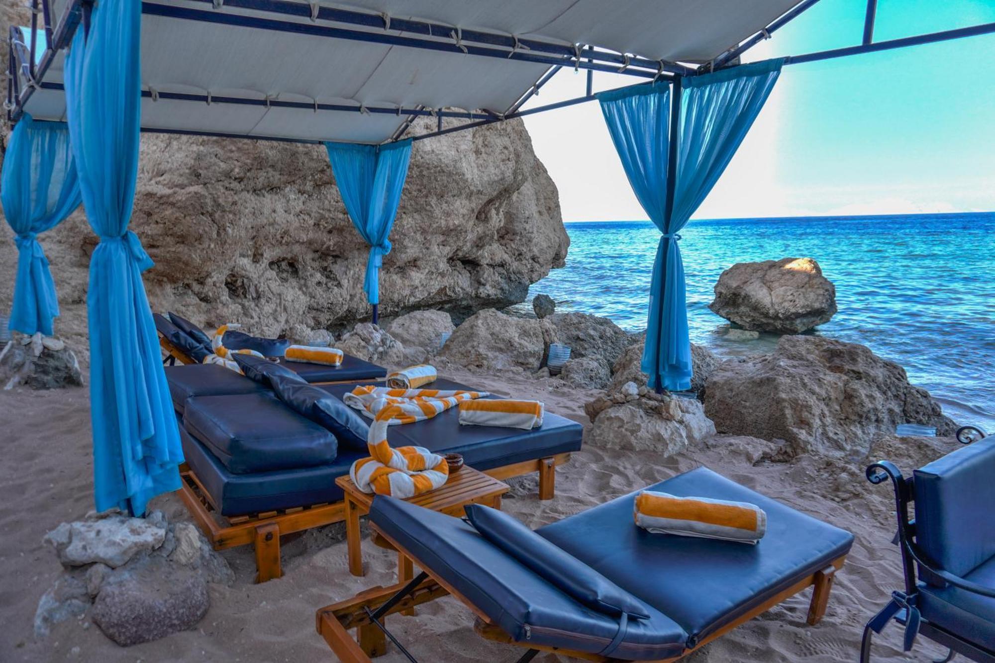 Safir Sharm Waterfalls Resort Exterior foto Beach at the resort