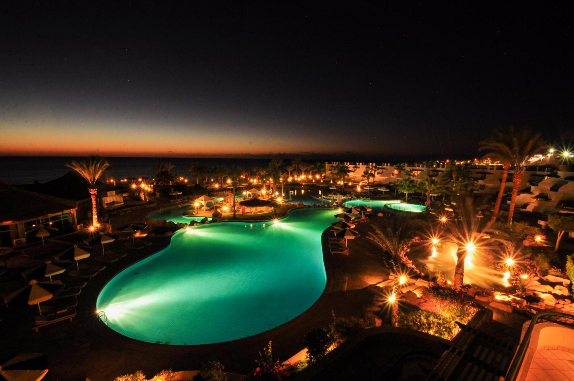 Safir Sharm Waterfalls Resort Exterior foto The resort at night