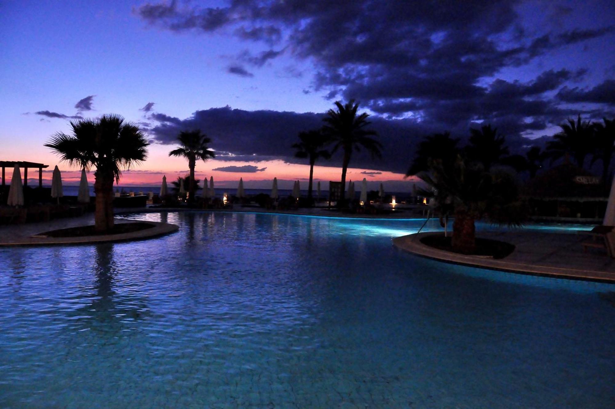 Safir Sharm Waterfalls Resort Exterior foto Sunset at the pool