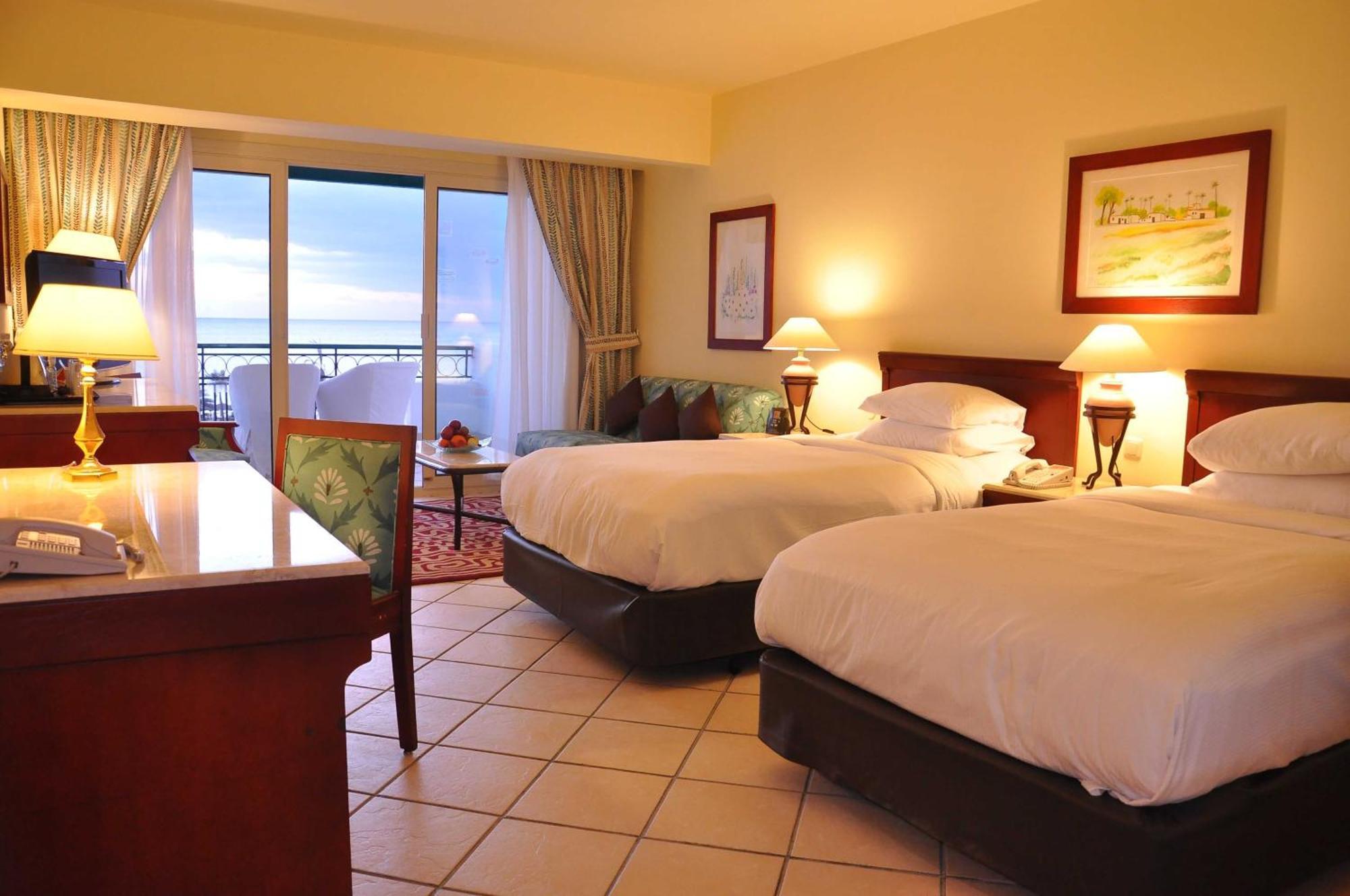 Safir Sharm Waterfalls Resort Exterior foto A guest room at the Hilton San Diego Bayfront