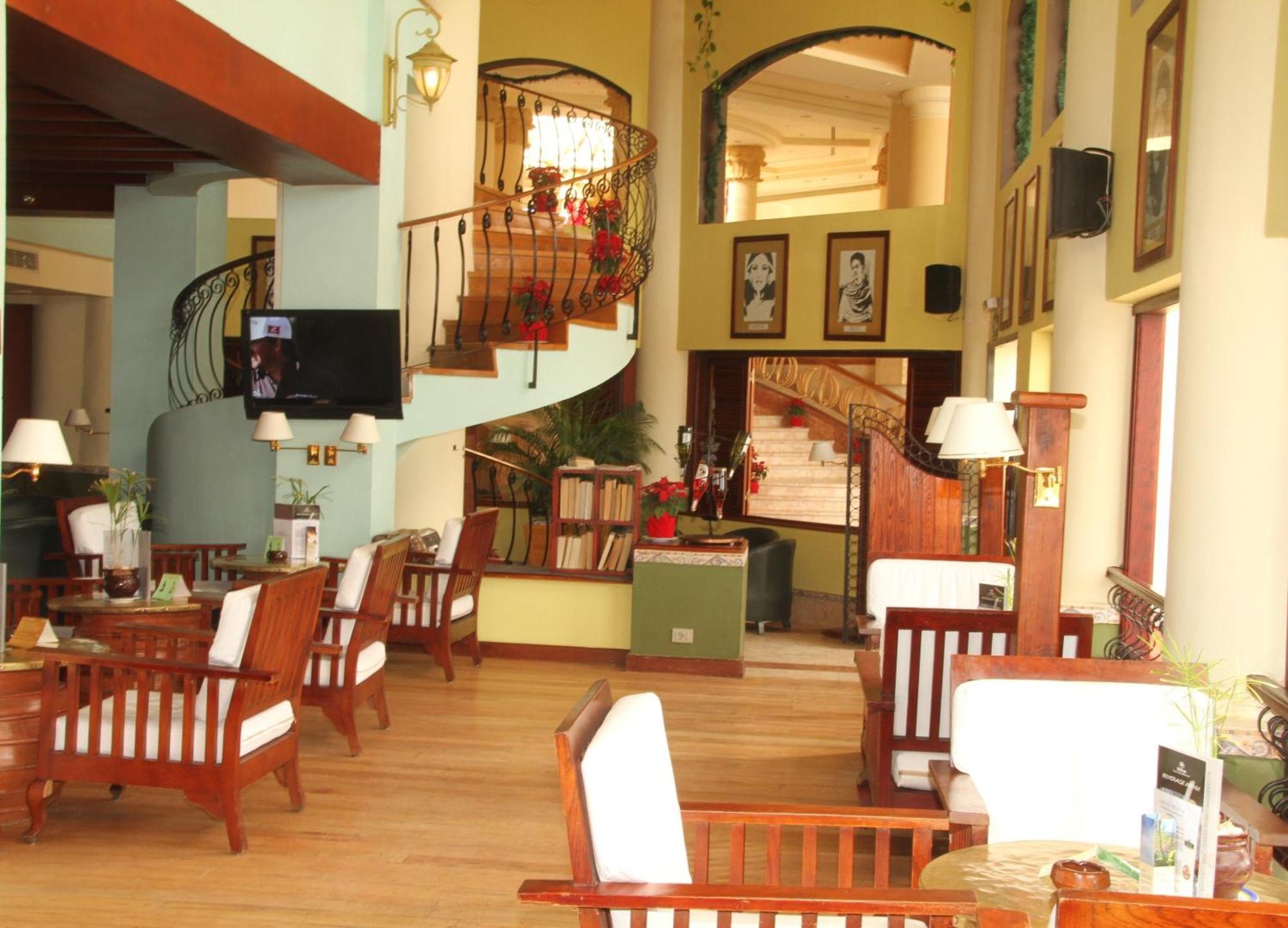 Safir Sharm Waterfalls Resort Exterior foto The interior of the hotel