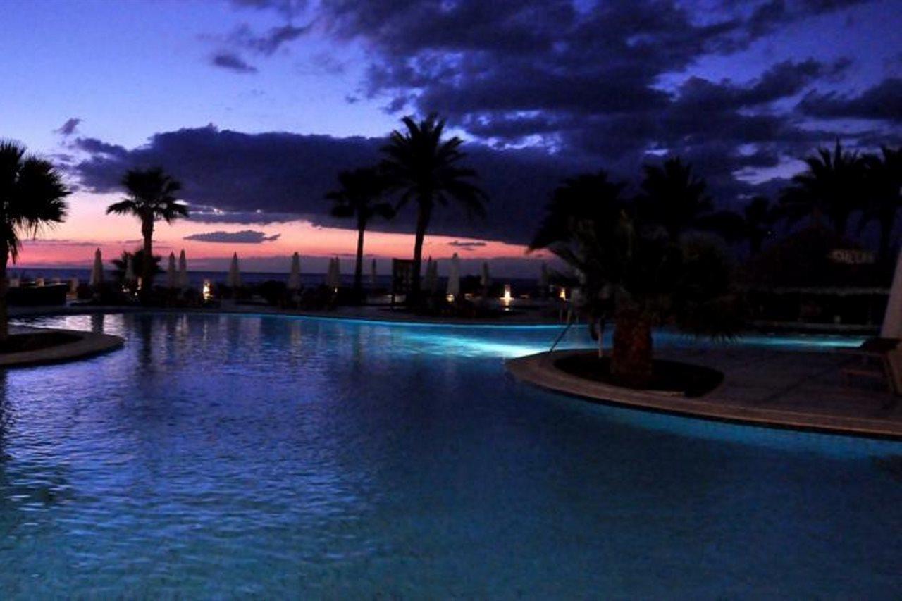 Safir Sharm Waterfalls Resort Exterior foto Sunset at the pool