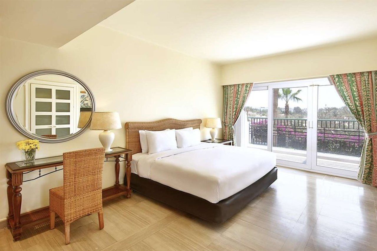 Safir Sharm Waterfalls Resort Exterior foto A bedroom at the hotel