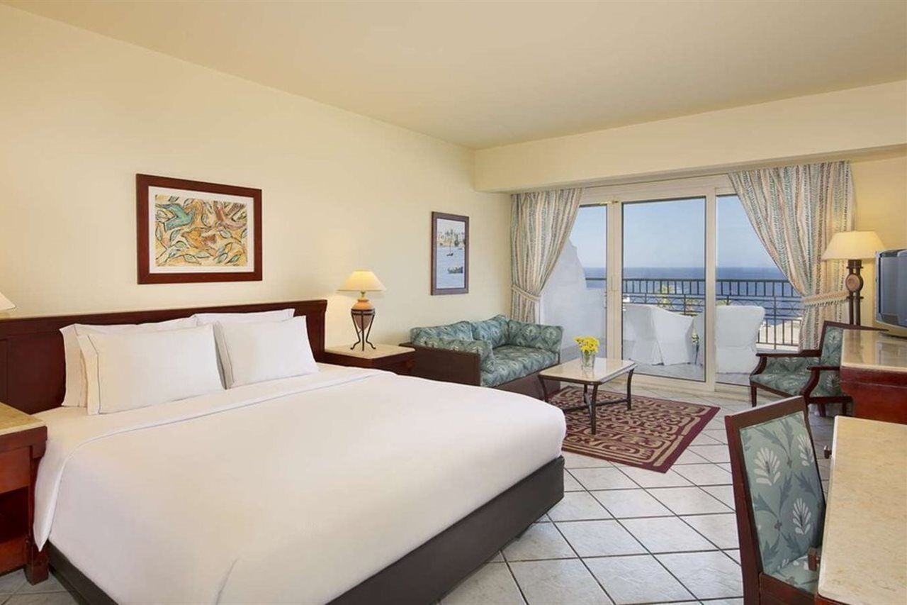 Safir Sharm Waterfalls Resort Exterior foto A room at the Hilton Sharm Plaza